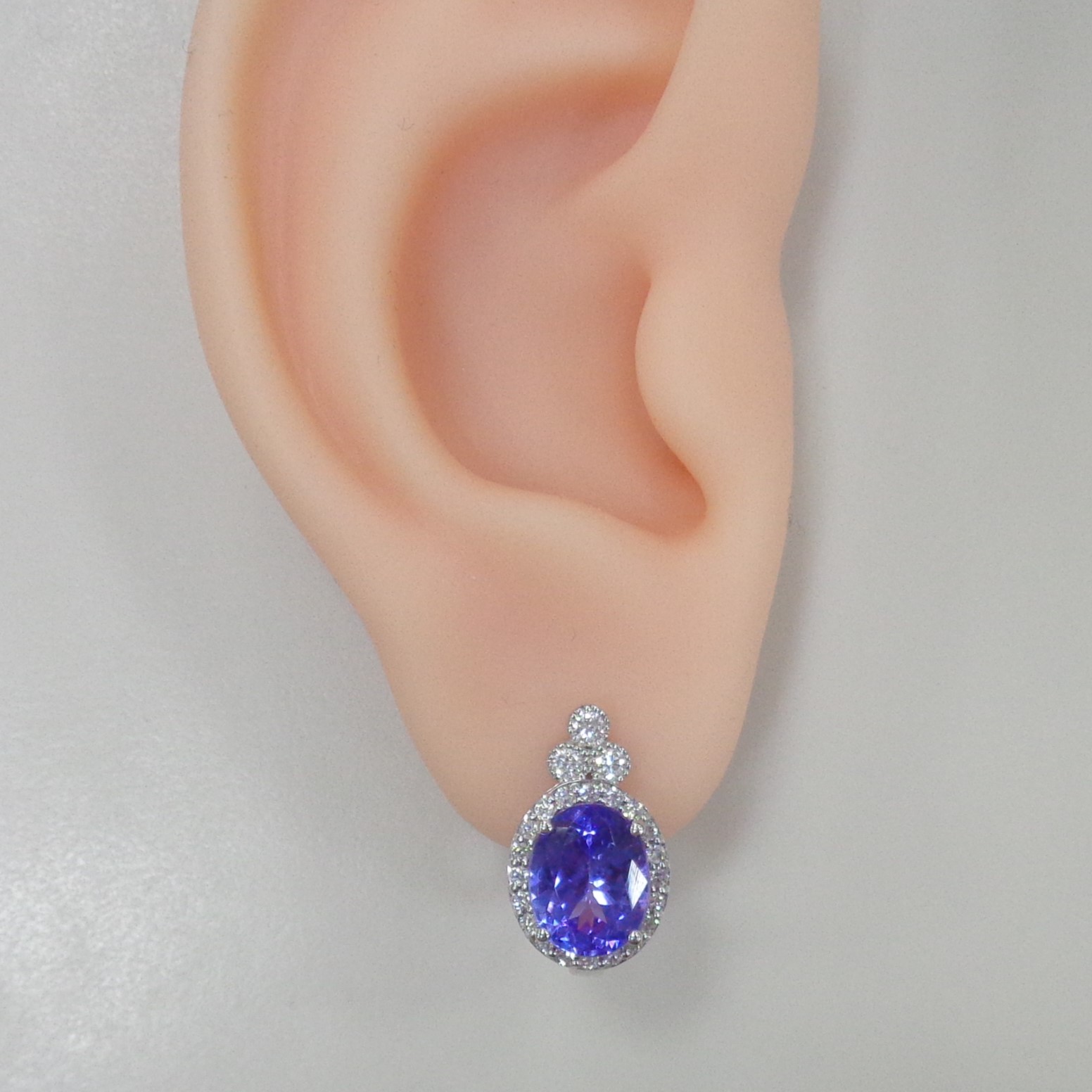 Серьги из белого золота с танзанитами